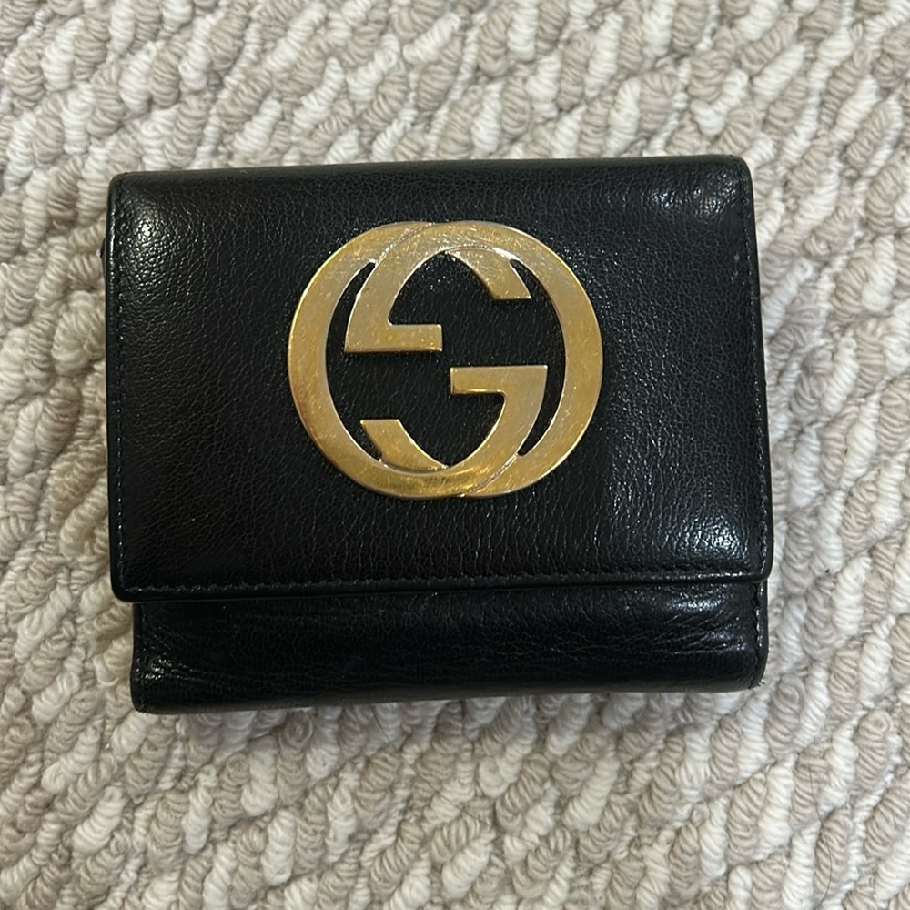 Vintage Gucci wallet in good condition!